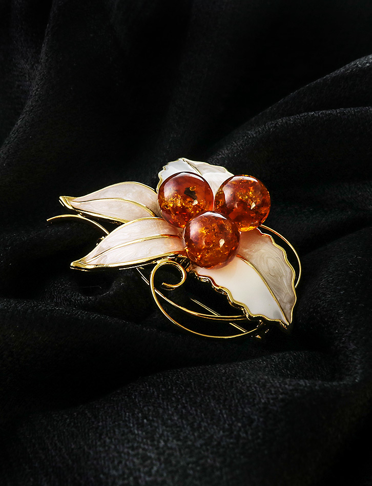 Нежная брошь, покрытая эмалью и украшенная янтарём коньячного цвета Beoluna