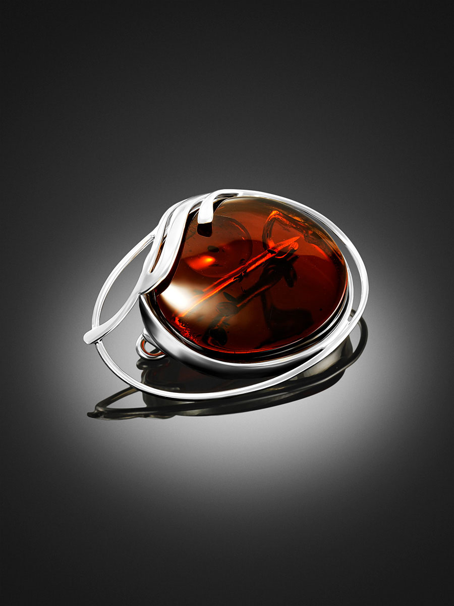 Брошь из натурального балтийского янтаря тёмно-коньячного цвета «Маньяна»