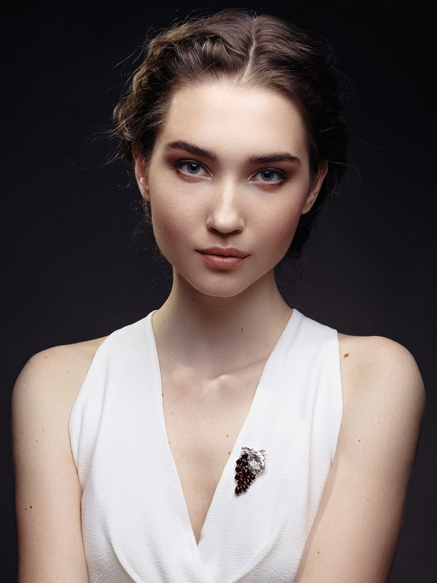 Эффектная брошь с янтарём вишнёвого цвета «Виноград»