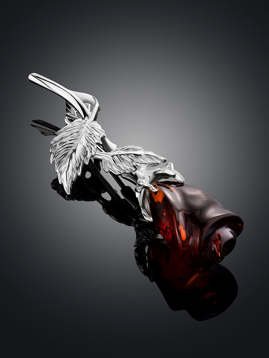 Изящная брошь из янтаря вишневого цвета «Роза»