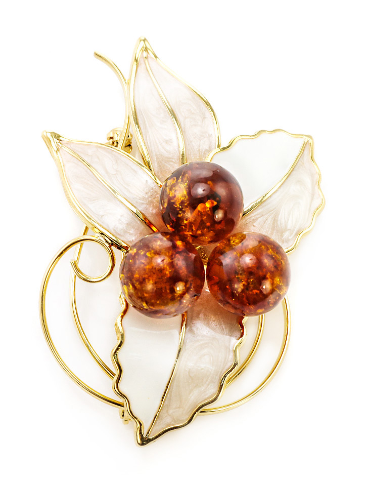 Нежная брошь, покрытая эмалью и украшенная янтарём коньячного цвета Beoluna