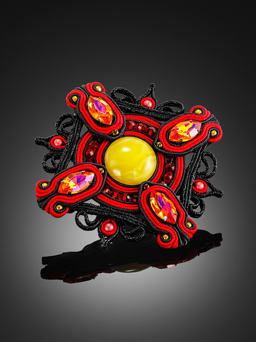 Роскошная плетёная брошь, украшенная натуральным янтарём и кристаллами «Индия»