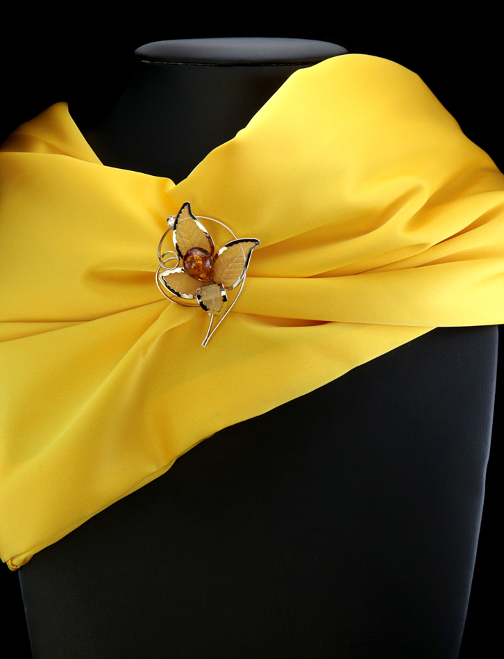 Небольшая нежная брошь в позолоте, украшенная янтарём коньячного цвета Beoluna