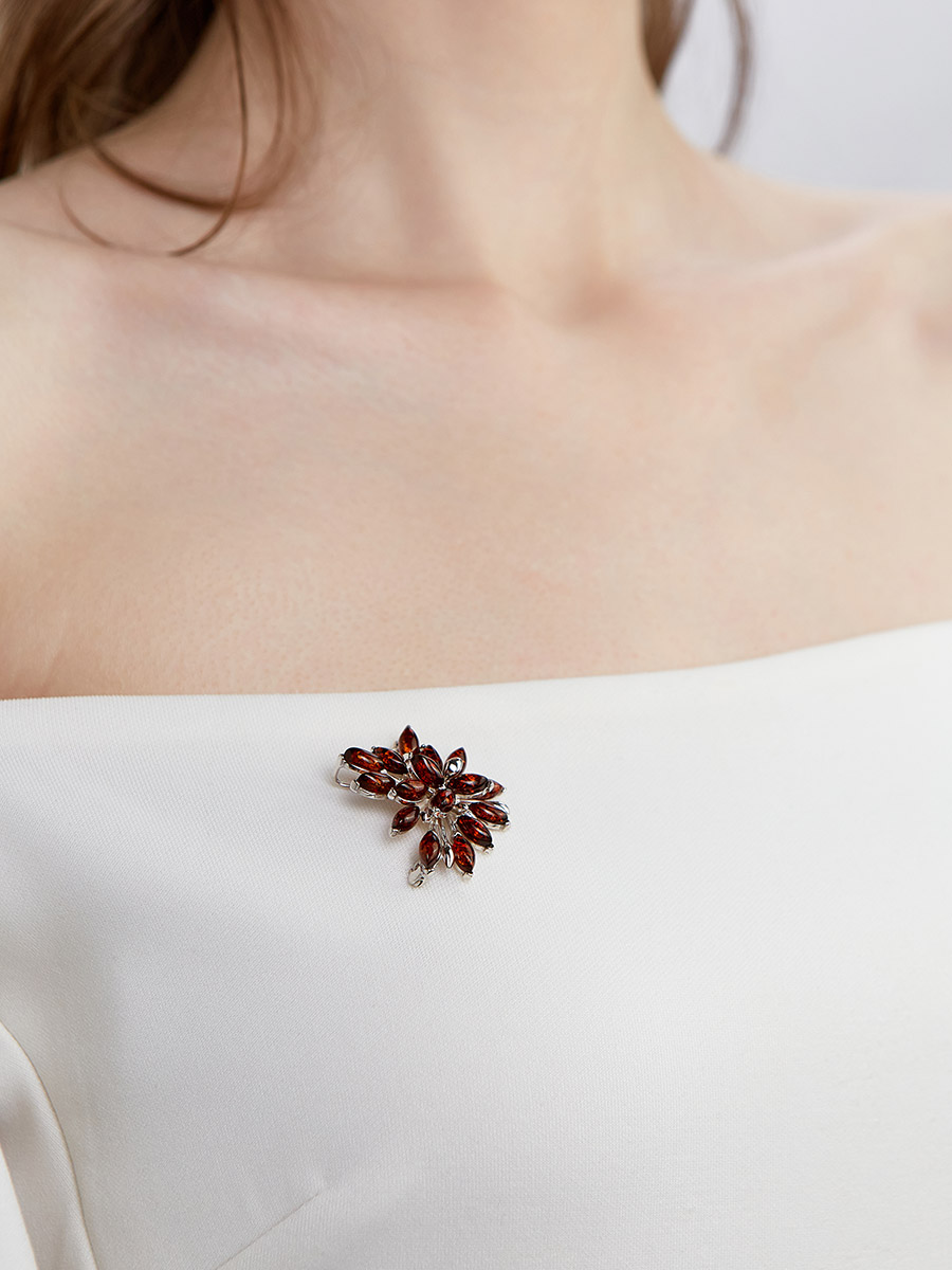 Красивая брошь-кулон «Георгина» из коньячного янтаря