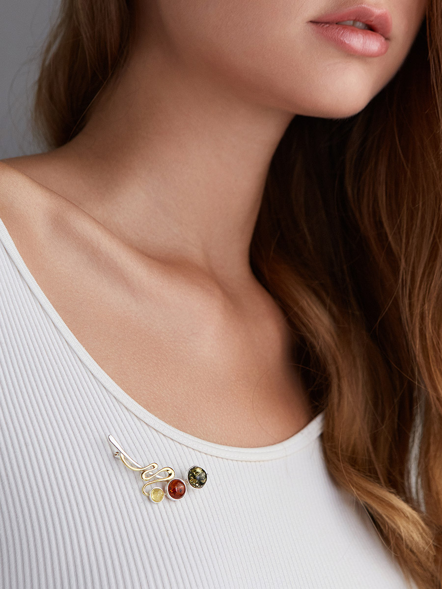 Эффектная брошь «Триумф» с натуральным янтарём разных оттенков