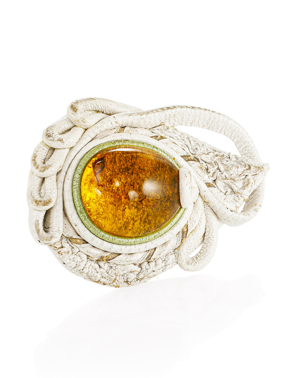 Брошь из кожи молочного оттенка и лимонного янтаря «Амазонка»