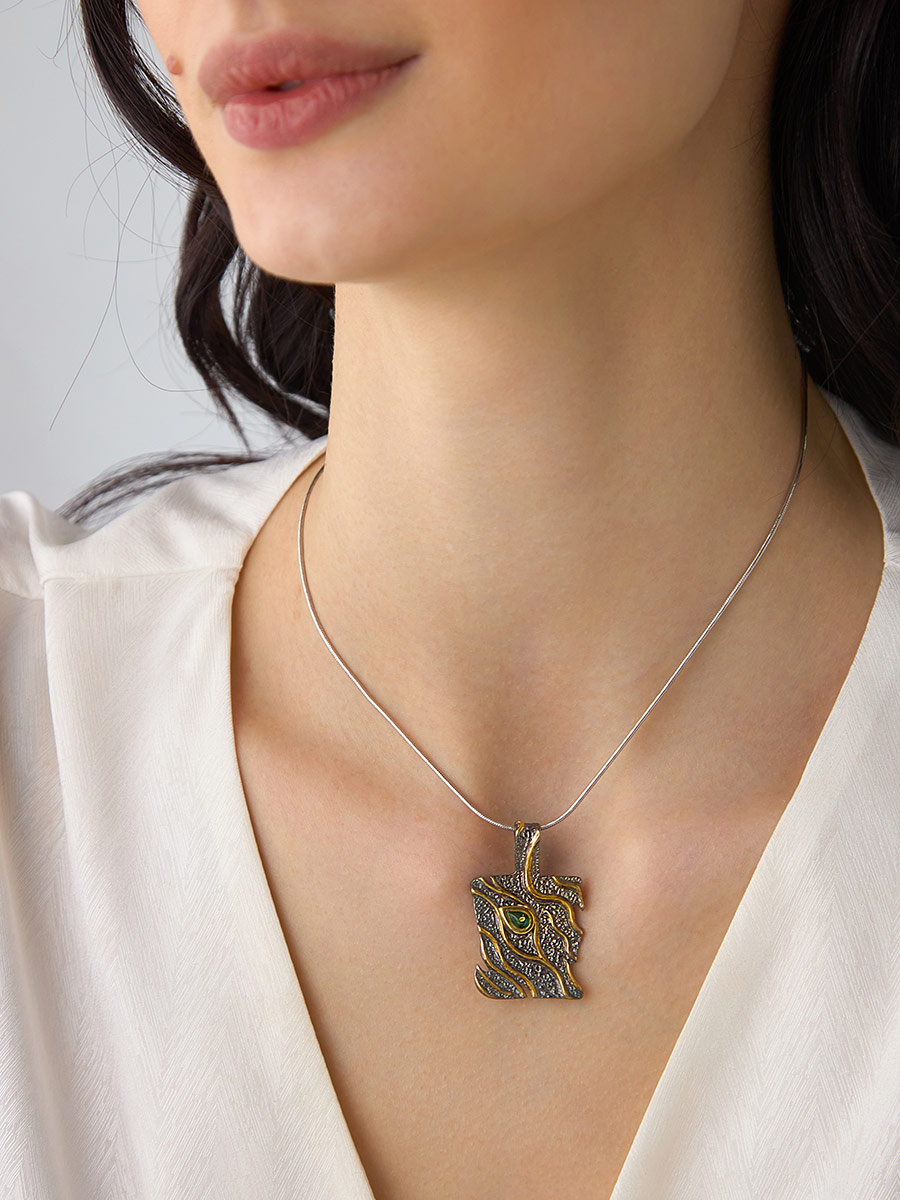 Оригинальная яркая подвеска в чёрном родии «Элементаль», украшенная изумрудным янтарём