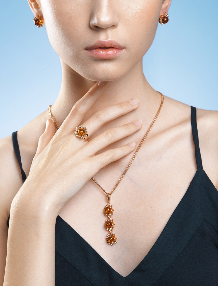 Удлинённый кулон из натурального коньячного янтаря «Астра»