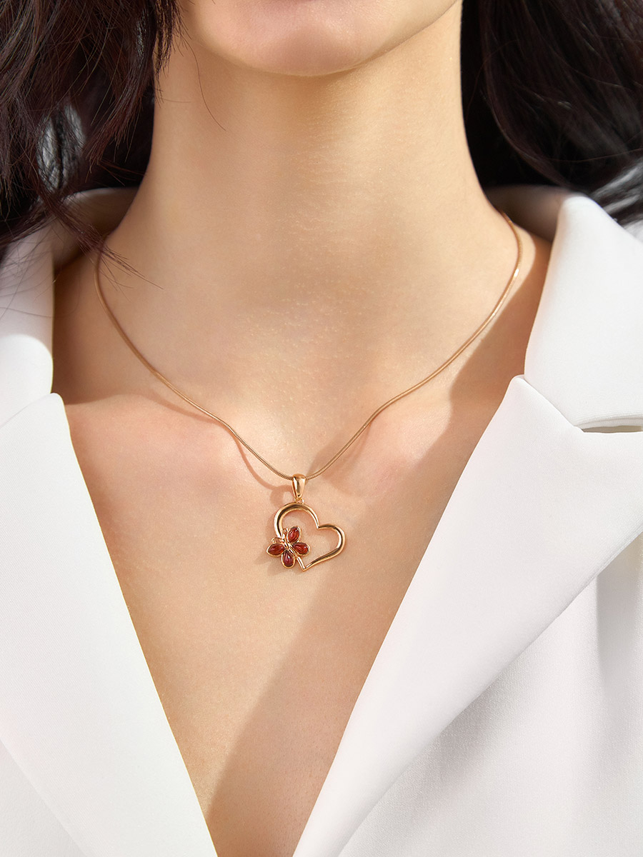 Красивое позолоченное сердце, украшенное янтарём «Апрель»