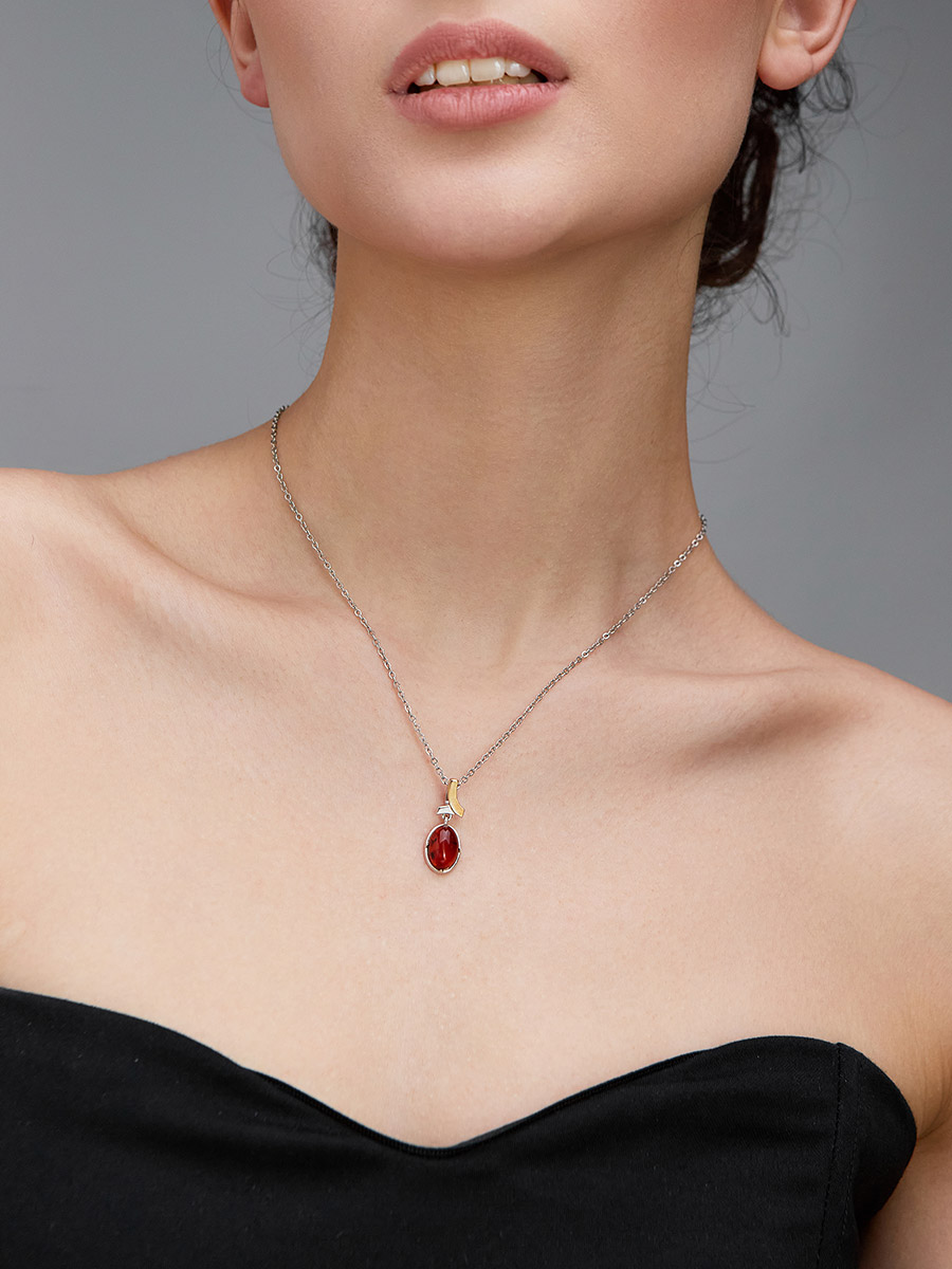 Подвеска из янтаря вишнёвого цвета «Люмьер»