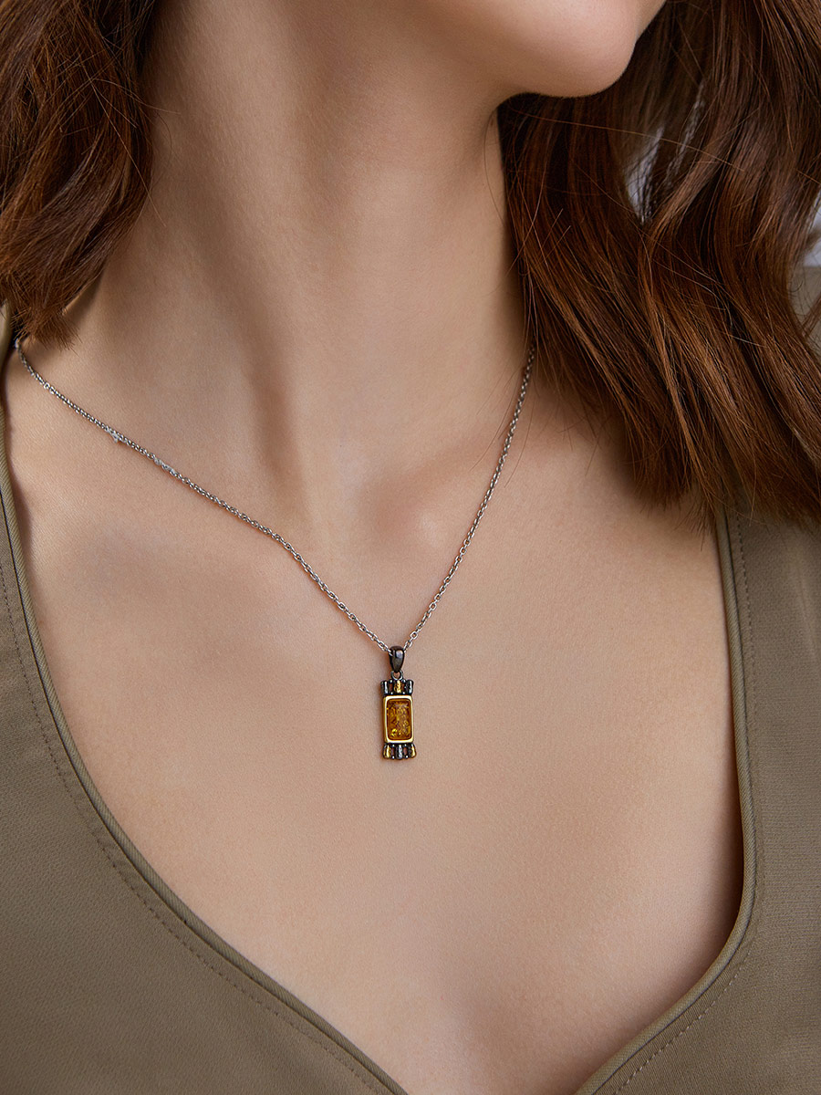 Оригинальная подвеска из янтаря «Бубинга»