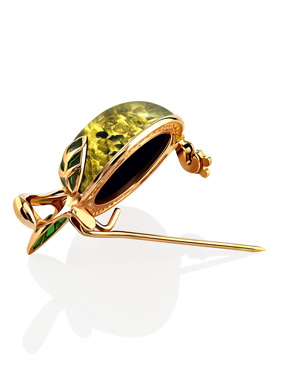 Милая брошь «Яблочко» из зелёного янтаря