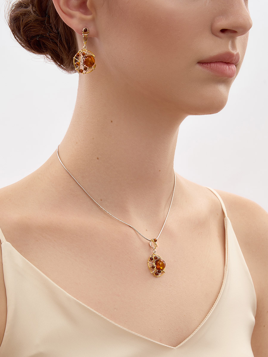 Ажурная подвеска, украшенная янтарём коньячного цвета «Согдиана»