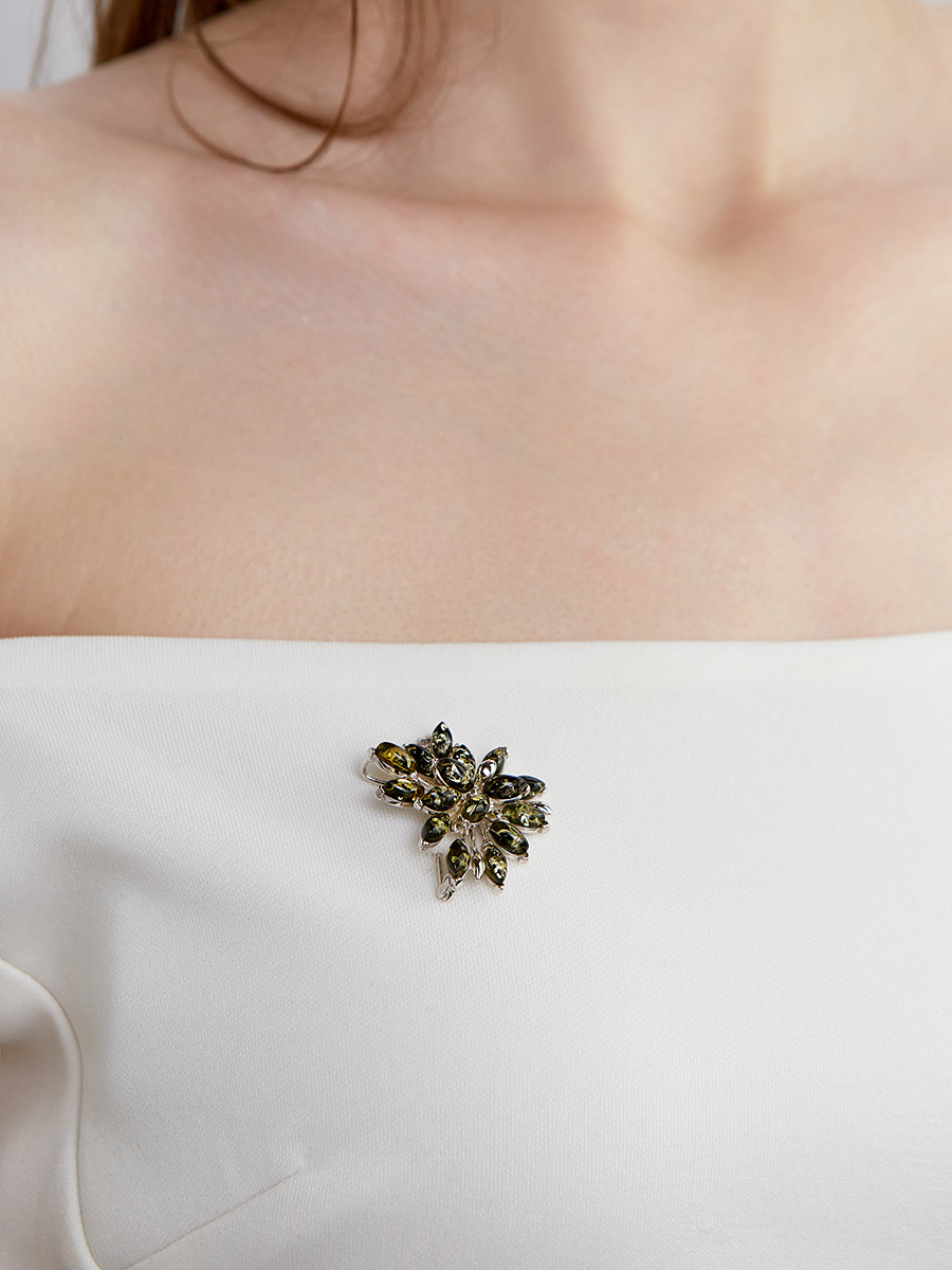 Объёмная брошь, украшенная вставками из натурального зелёного янтаря «Георгина»