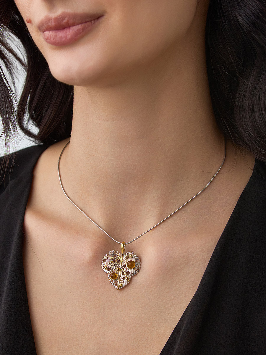 Изысканный кулон из натурального янтаря «Листочек»