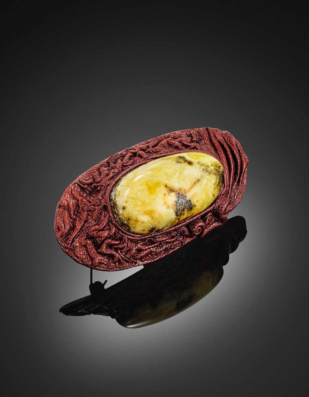 Брошь из кожи «Амазонка» с янтарём