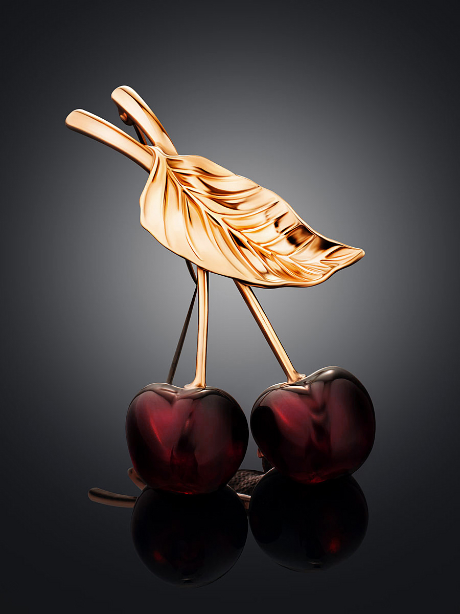 Очаровательная позолоченная брошь «Вишенка» из тёмно-вишнёвого янтаря