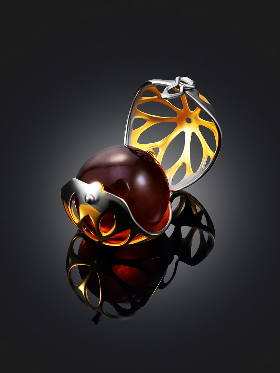 Круглый кулон-локер с ярко-коньячным янтарём