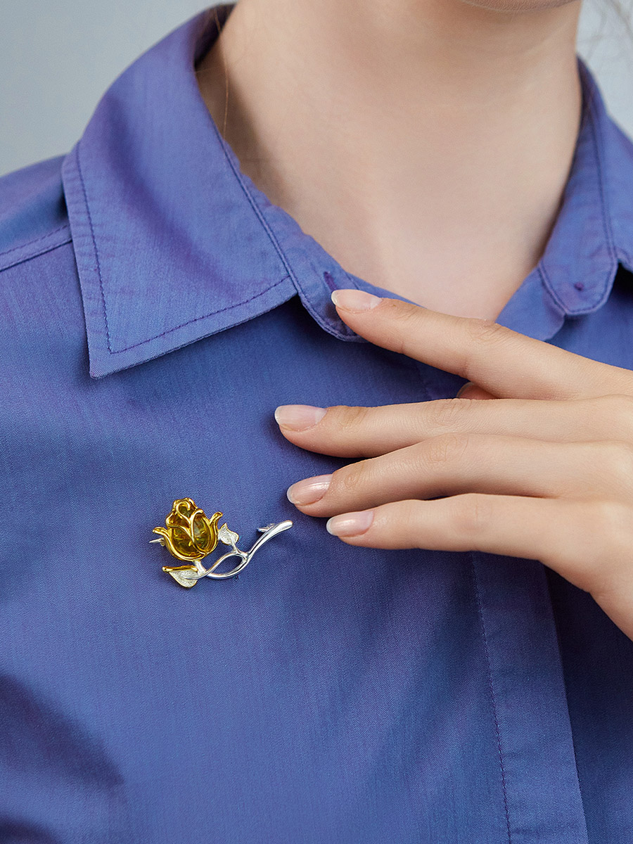 Изящная брошь из золотистого янтаря «Роза»