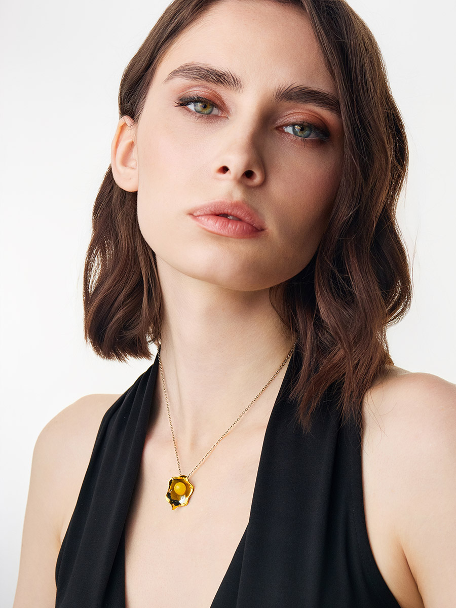 Яркий кулон, украшенный медовым янтарём «Турандот»