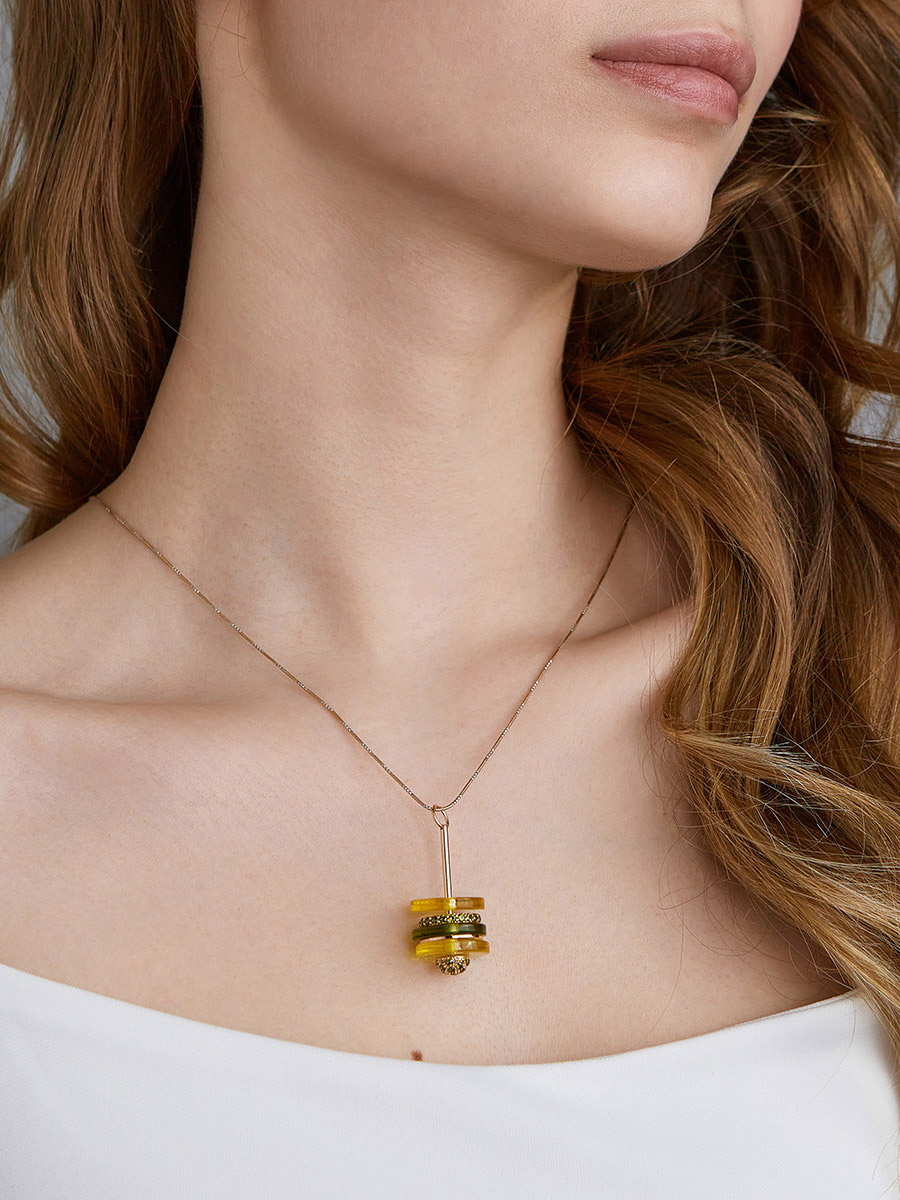 Необычная оригинальная подвеска из янтаря с кристаллами «Медичи»