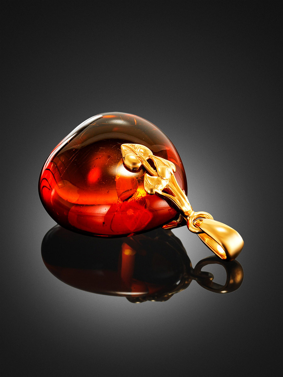 Кулон из натурального цельного янтаря в золочённой оправе «Версаль»