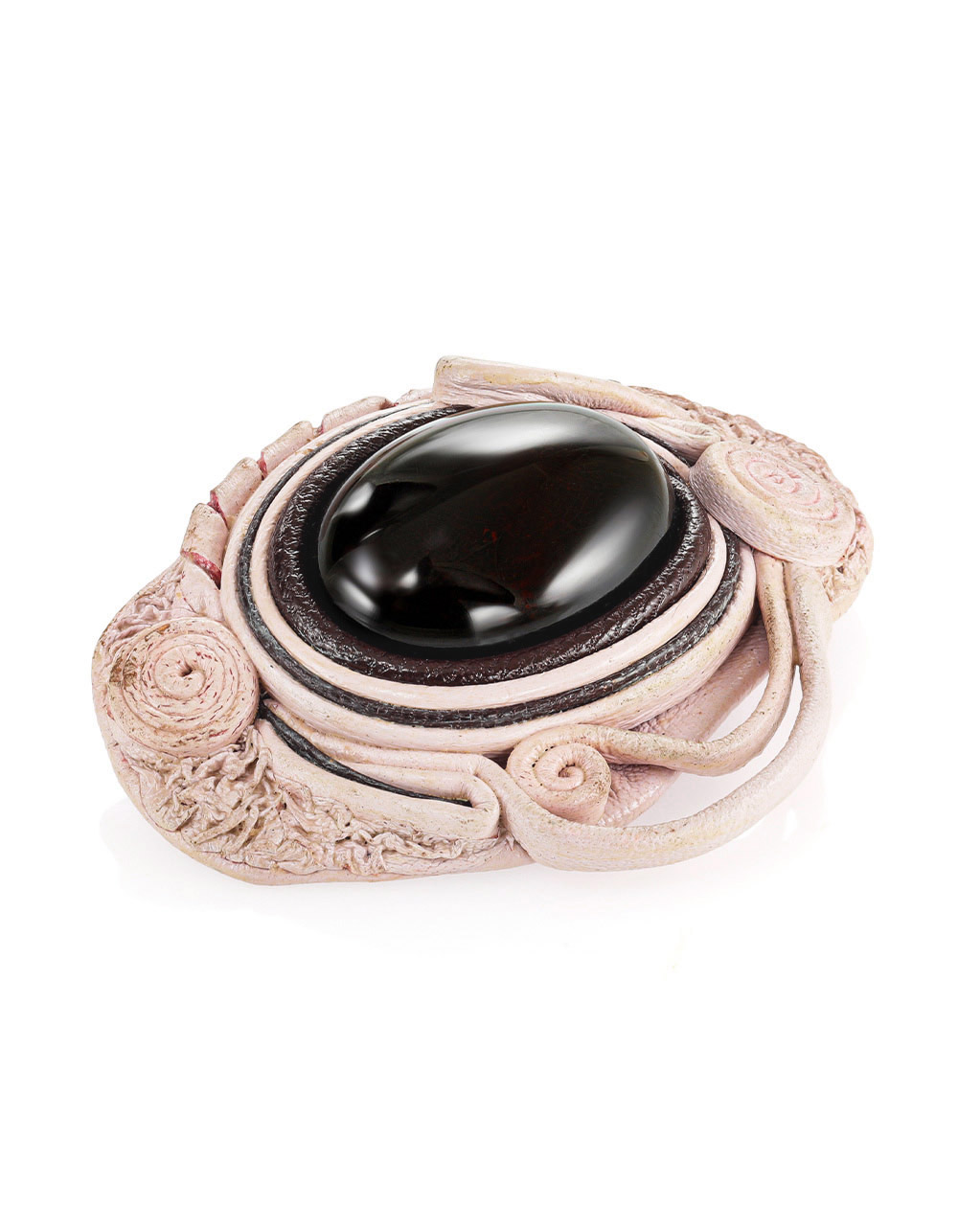 Брошь «Амазонка» из нежно-сиреневой кожи, украшенная натуральным янтарём