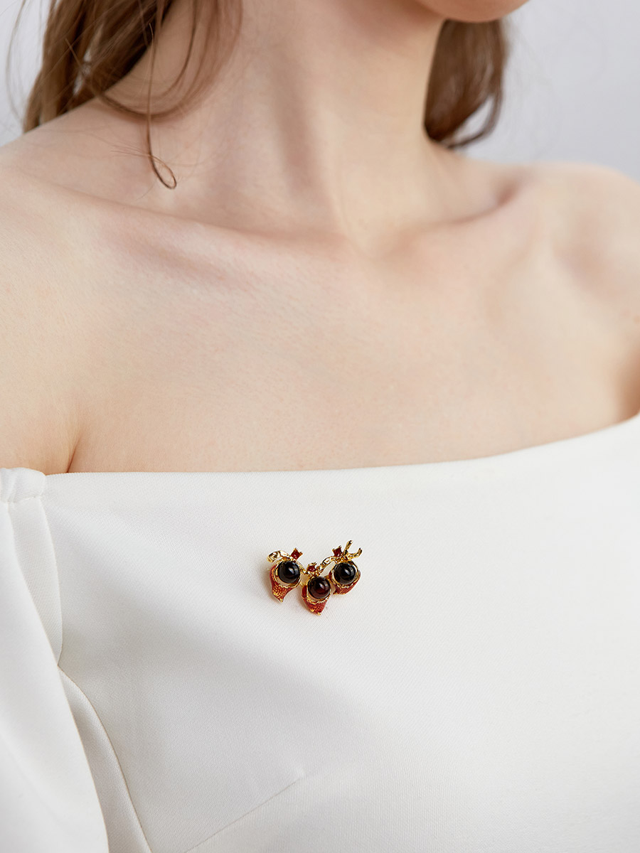 Оригинальная брошь «Гранат» из тёмно-вишнёвого янтаря