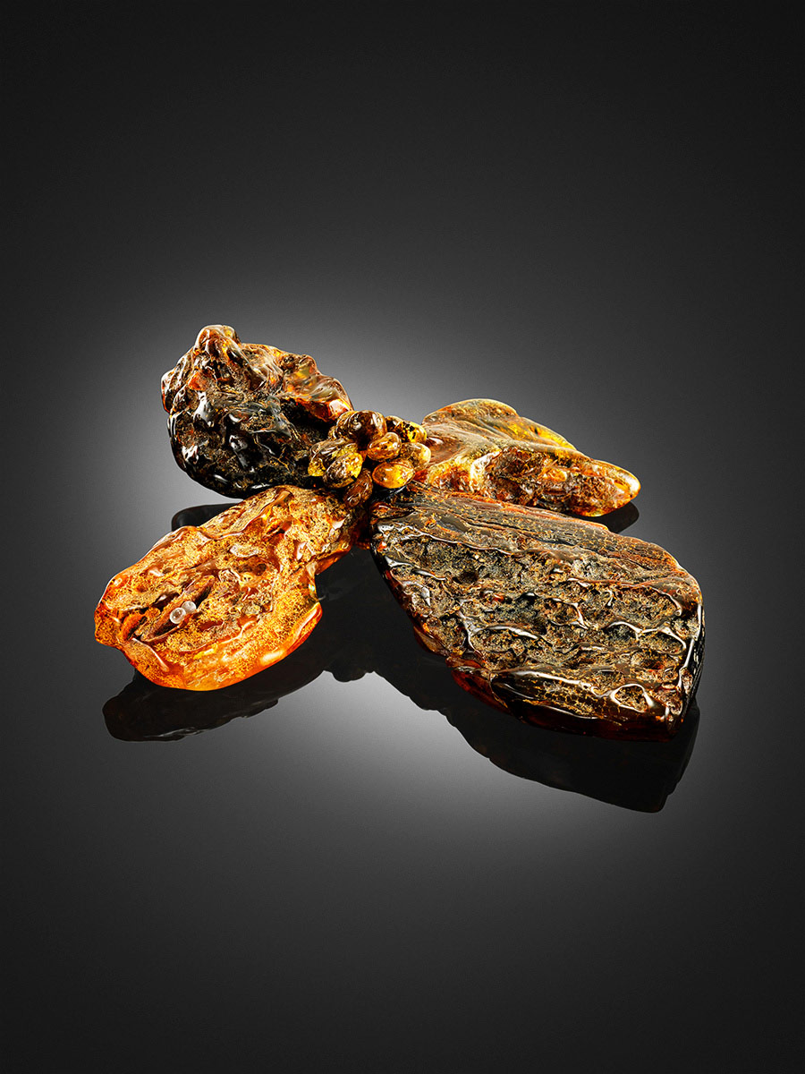 Красивая брошь «Помпеи» из цельного необработанного янтаря