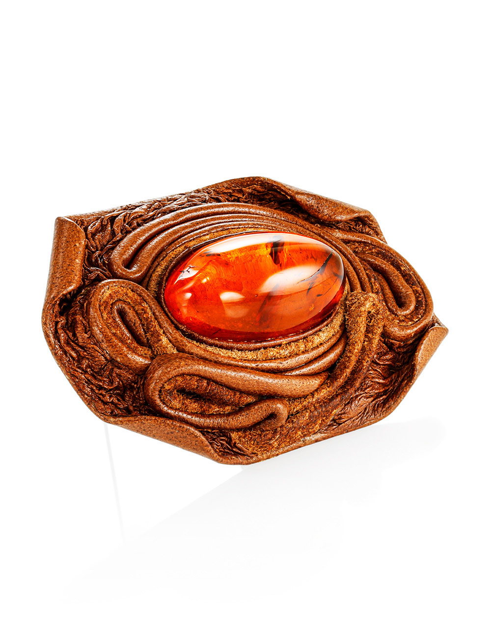 Брошь ручной работы из кожи и янтаря «Амазонка»