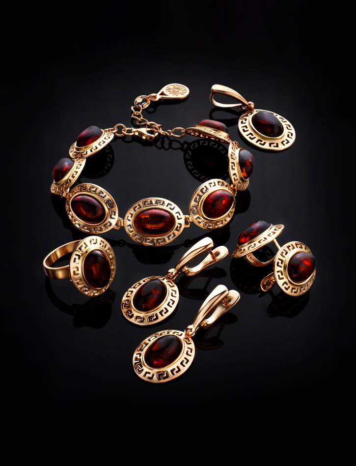 Стильный яркий кулон из вишнёвого янтаря «Эллада»