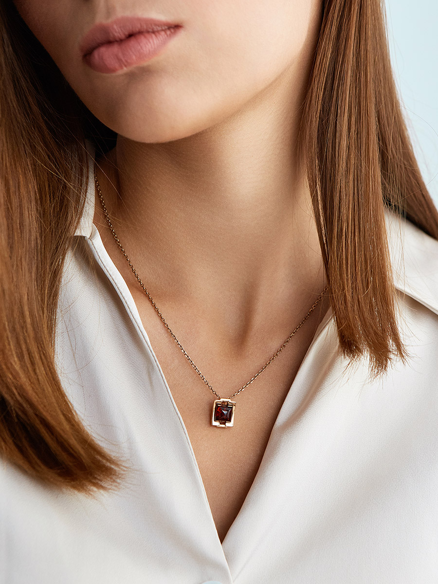 Стильная позолоченная подвеска «Фиджи» с вишнёвым янтарём