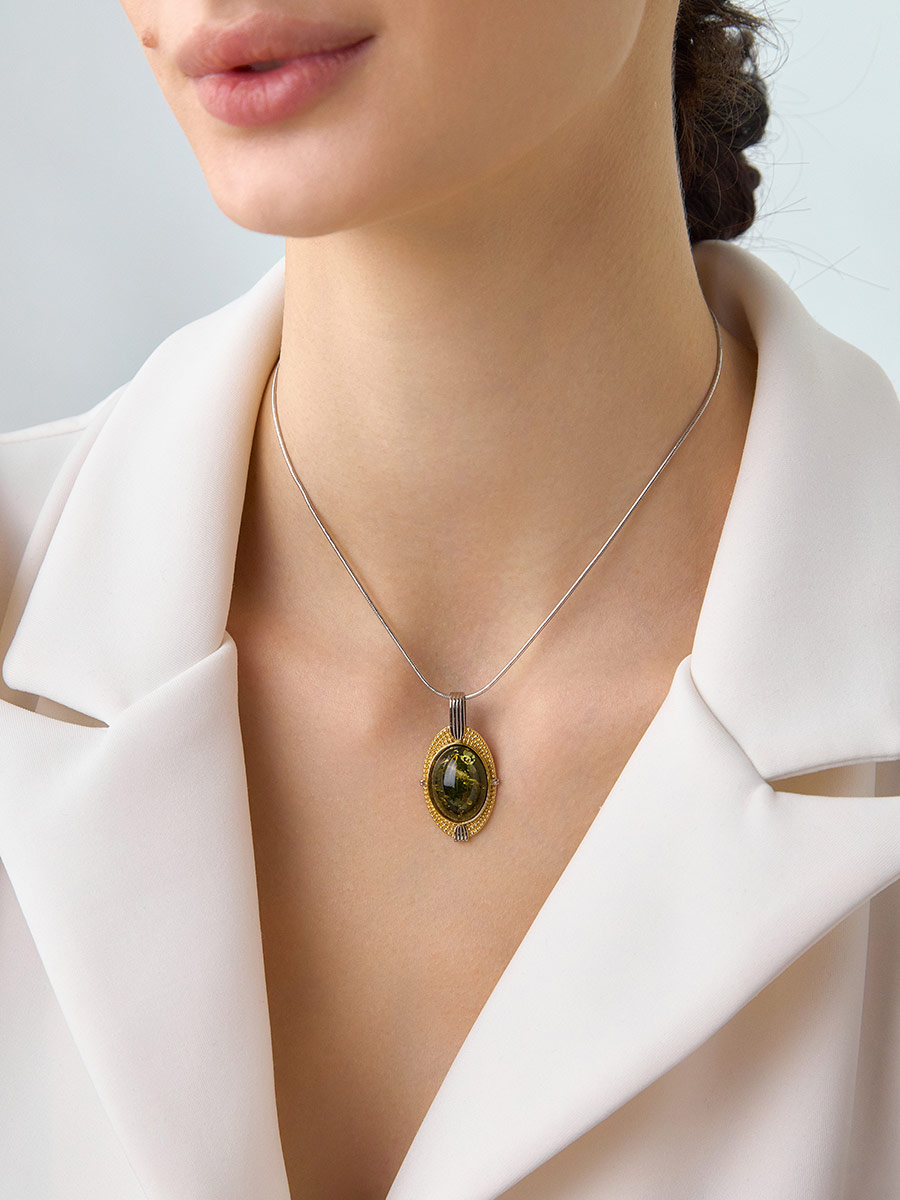 Овальный кулон из натурального янтаря «Мойра»