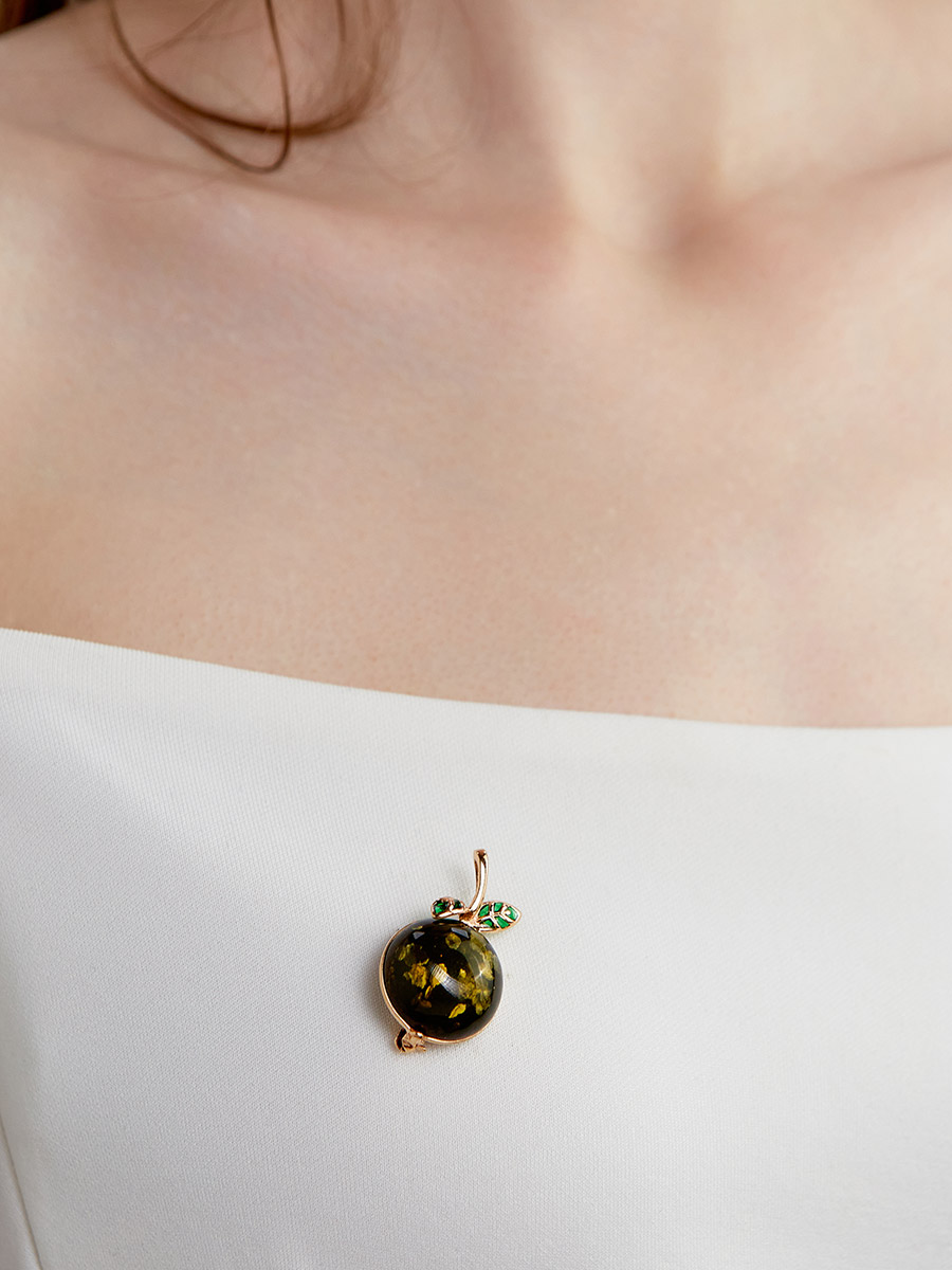 Милая брошь «Яблочко» из зелёного янтаря