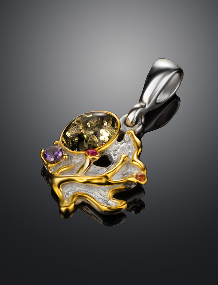 Красивая подвеска из натурального янтаря зелёного цвета «Беатриче»