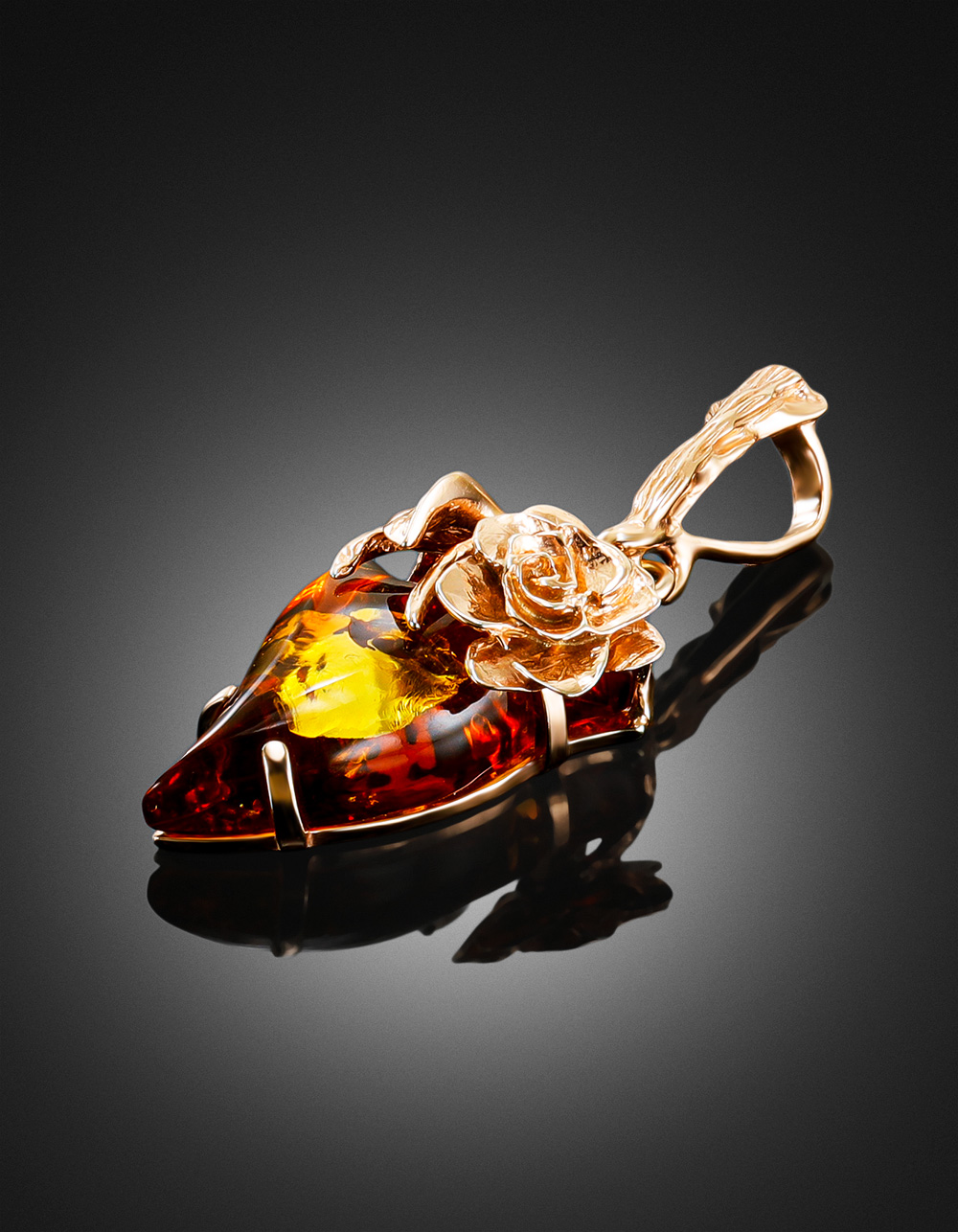 Кулон «Колибри» из натурального цельного янтаря коньячного оттенка