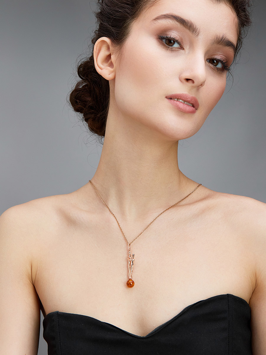 Необычная подвеска «Танго» в золочении с янтарём