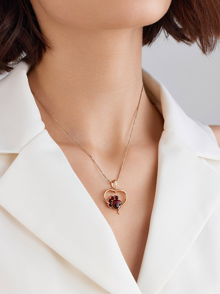 Нежная подвеска-сердце с вишнёвым янтарём «Лапки»