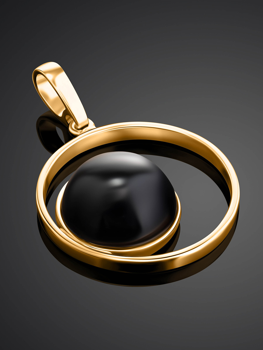 Круглый позолоченный кулон с вишнёвым янтарём «Юпитер»