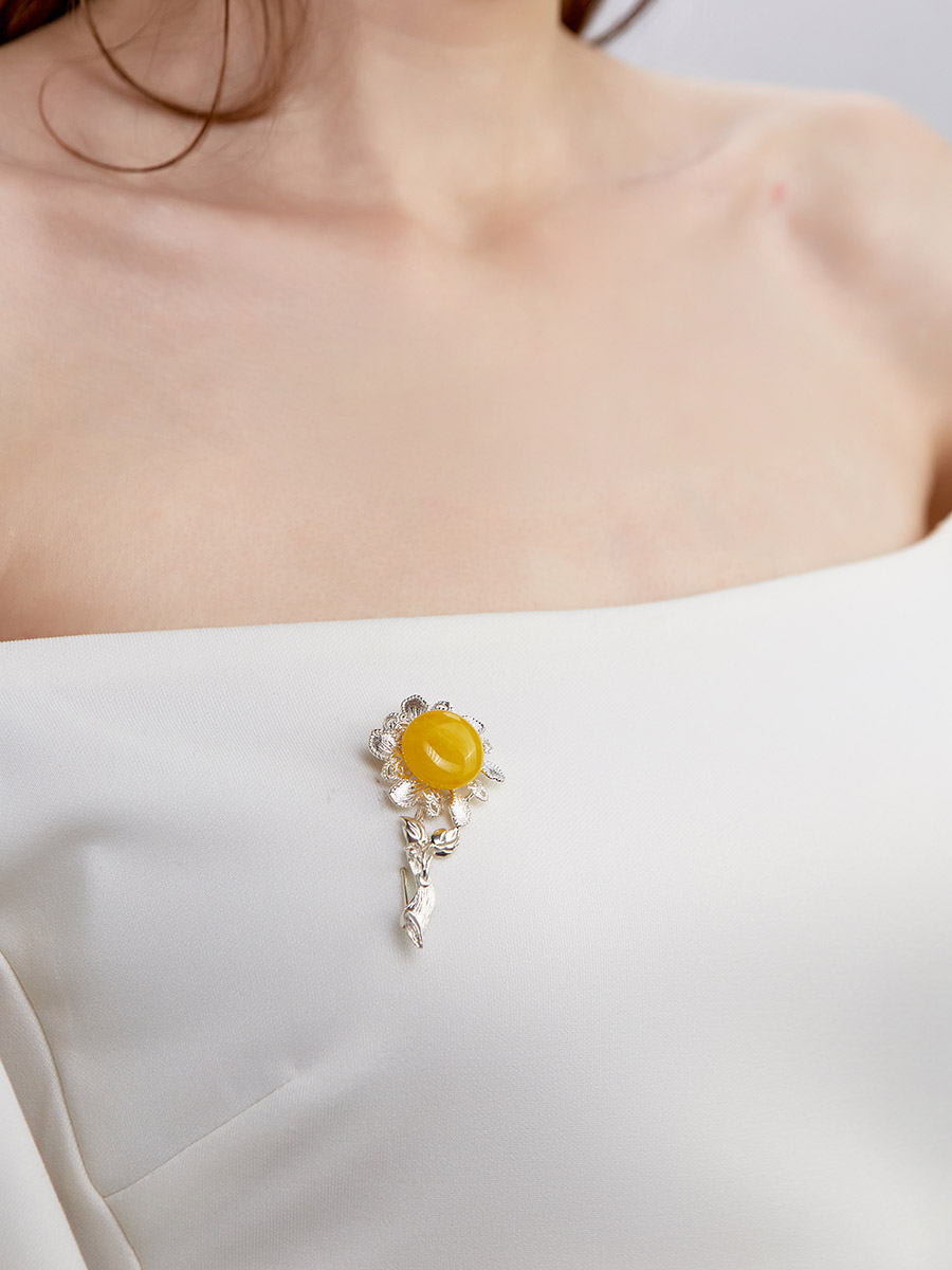 Эффектная брошь «Подсолнух» с натуральным медовым янтарём