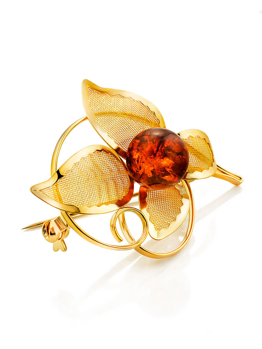 Небольшая нежная брошь в позолоте, украшенная янтарём коньячного цвета Beoluna