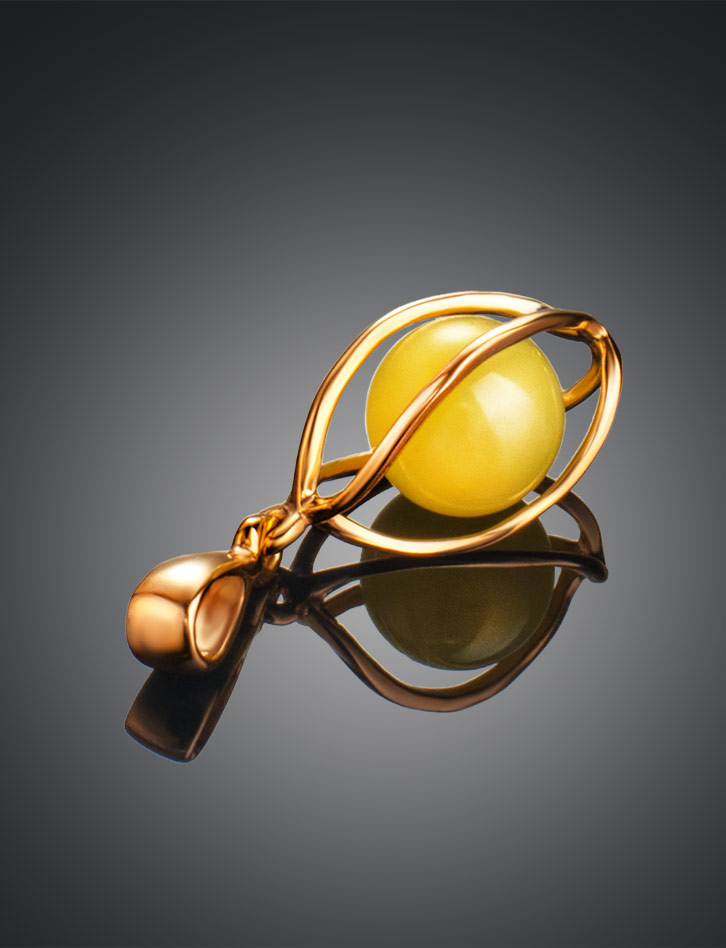 Яркий позолоченный кулон с натуральным янтарём медового цвета «Алжир»