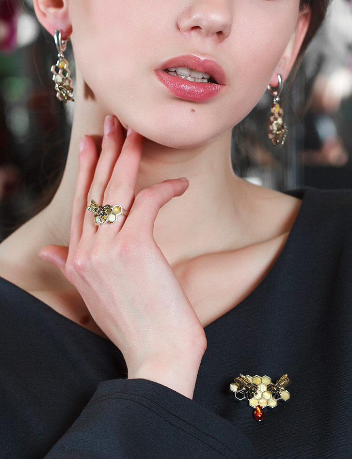 Уникальная брошь из натурального балтийского янтаря «Винни Пух»