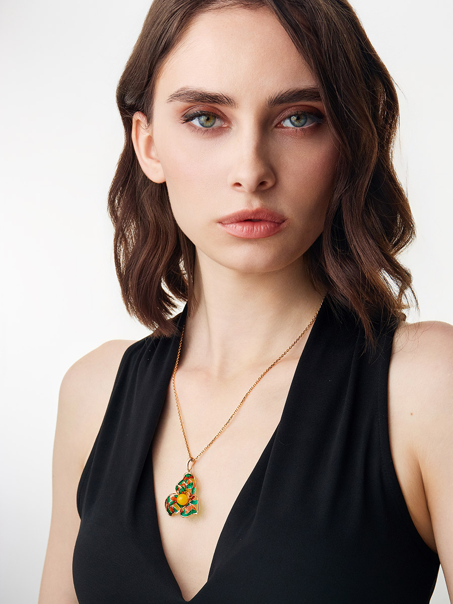 Изящная подвеска Verona с эмалью и янтарём