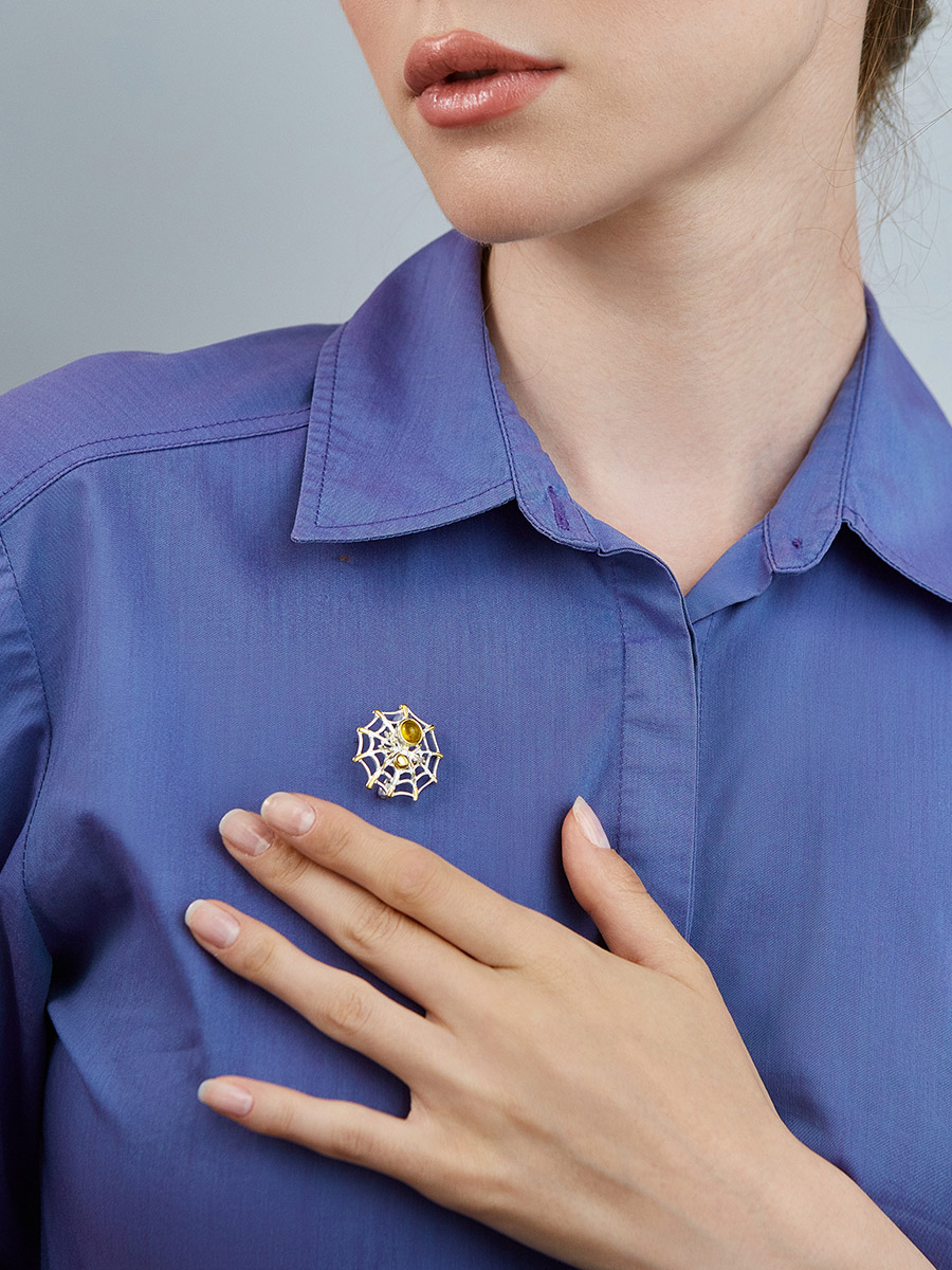 Яркая брошь из натурального янтаря «Паучок»