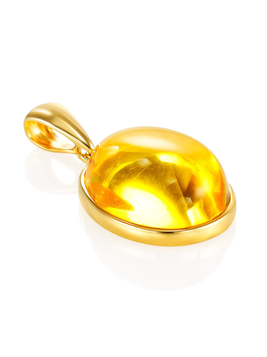 Небольшой лаконичный кулон из натурального цельного янтаря в позолоченной оправе