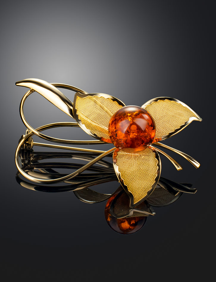 Красивая позолоченная брошь, украшенная натуральным балтийским коньячным янтарём Beoluna