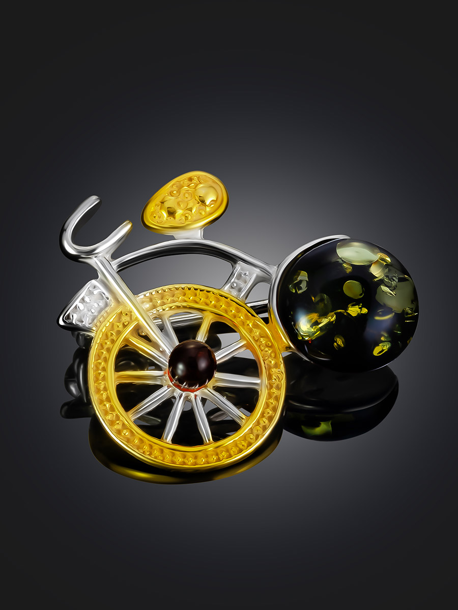 Брошь с золочением, украшенная зелёным янтарём «Велосипед»