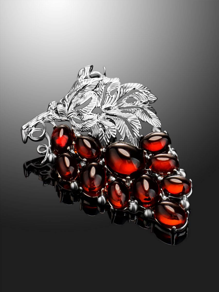 Эффектная брошь с янтарём вишнёвого цвета «Виноград»