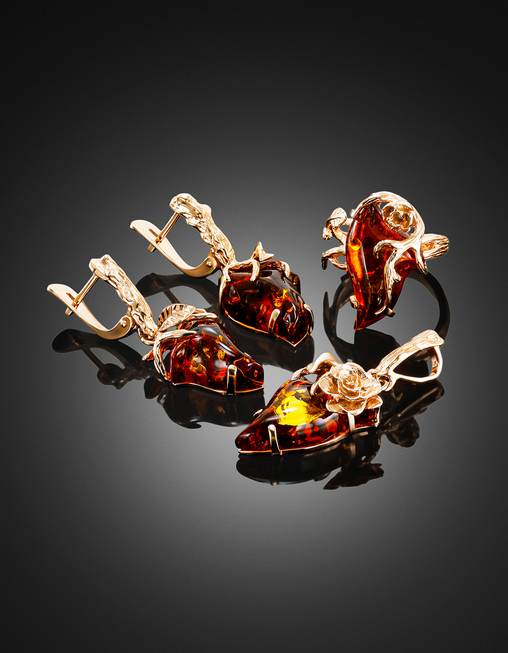 Кулон «Колибри» из натурального цельного янтаря коньячного оттенка